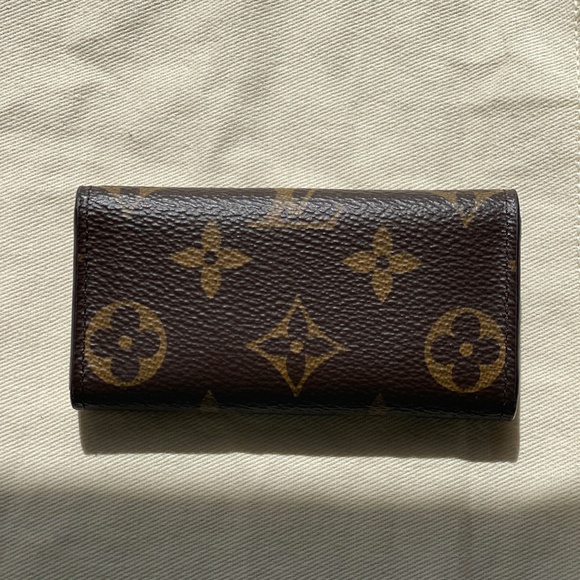 LOUIS VUITTON Monogram 4 Key Multicles Holder - Picture 2 of 6